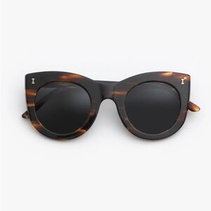 Illisteva Boca tortoise sunglasses with case and box